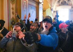 les manifestants pro trump a l interieur du capitole photo roberto schmidt afp 1609975838