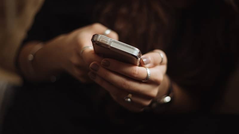 Une femme en train d'utiliser son smartphone