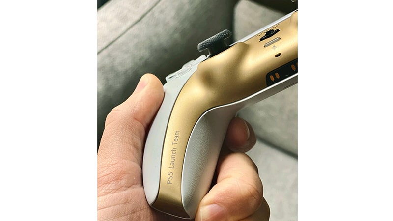 La DualSense dorée reçue par les employés de Sony 