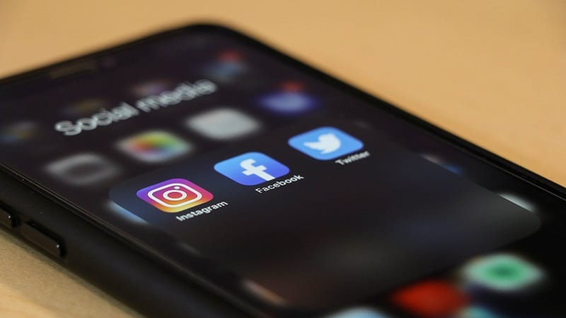 Les réseaux sociaux Instagram, Facebook et Twitter