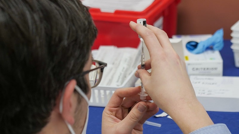 Un pharmacien prépare une dose du vaccin contre la Covid-19