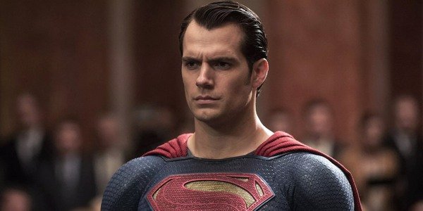 Cavill, contraint de rendre la cape de Superman ? 