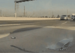 La vitre arrière de la Tesla Model 3 se brise sur l'autoroute