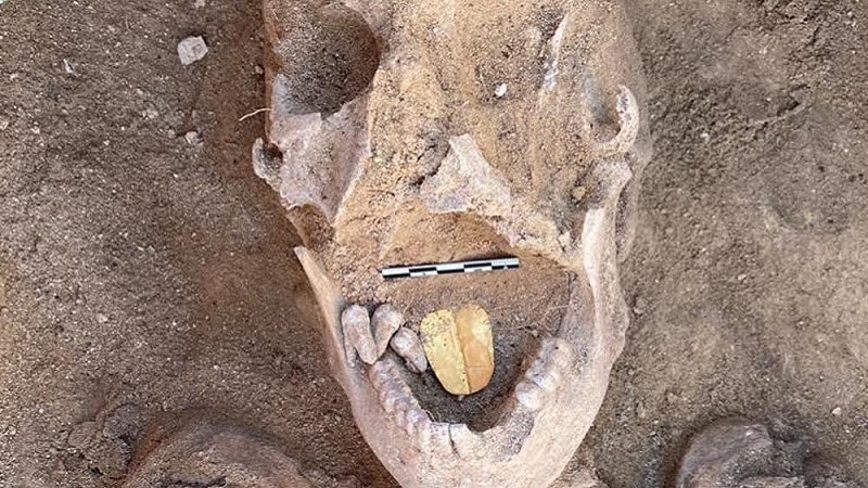 La momie avec une langue en or