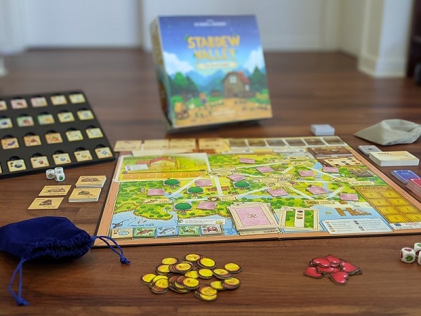 Le plateau, les jetons et les cartes de Stardew Valley : The Board Game