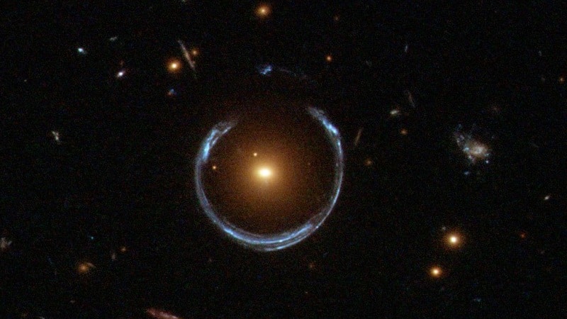 L'effet de lentille gravitationnelle autour des trous noirs. Crédit : Wikipédia