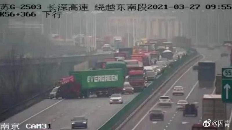 Image 1 : Un camion Evergreen bloque une autoroute dans la même position que le navire sur le canal de Suez