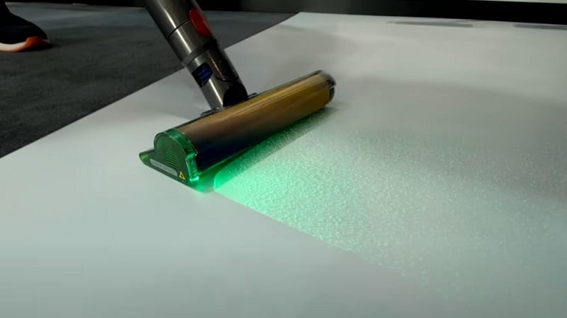 Le Dyson V15 Detect et son laser vert