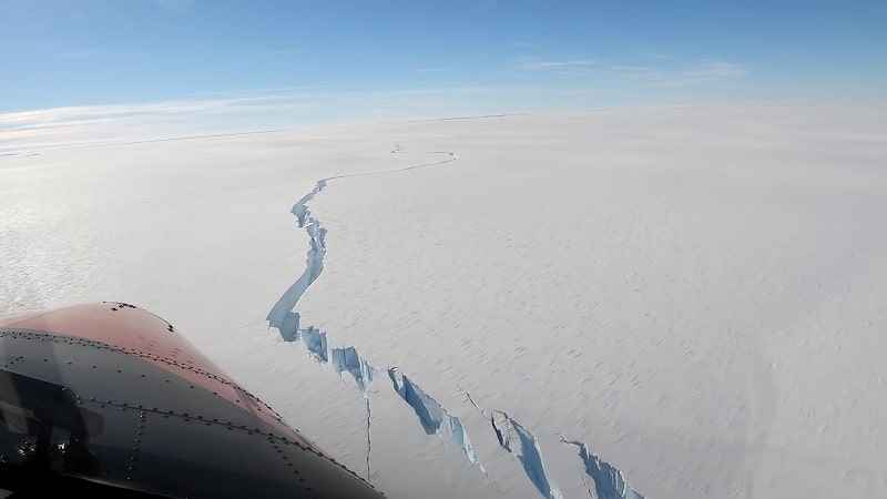 Vue aérienne de la faille qui sépare l'iceberg de la banquise