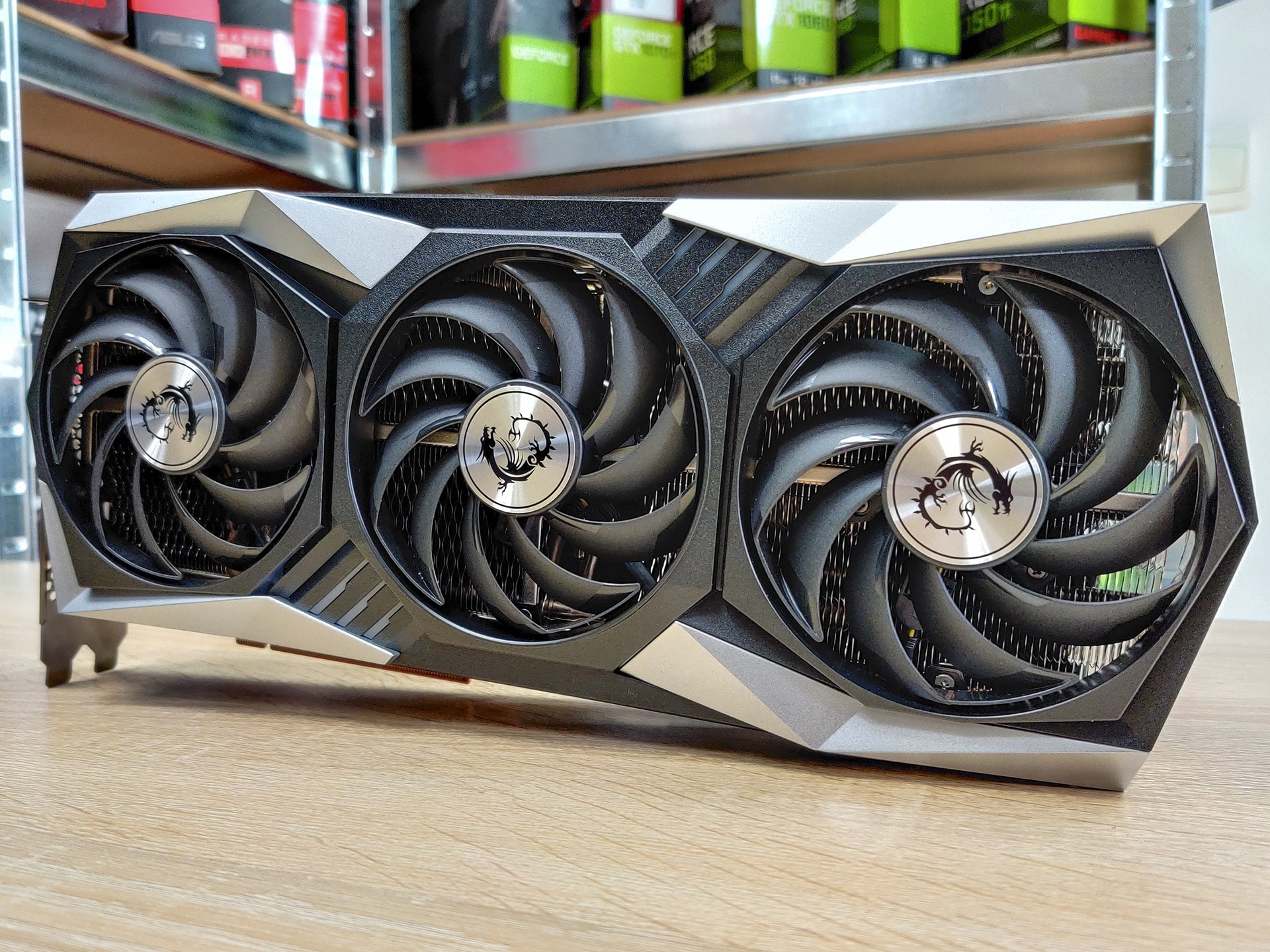 Test Radeon RX 6800 et RX 6800 XT : AMD revient en force sur le marché des  cartes graphiques