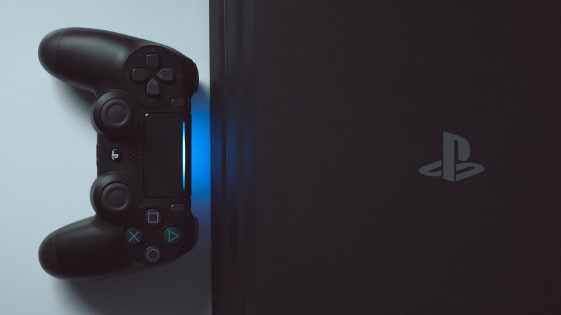 La PlayStation 4 et la manette DualShock 4