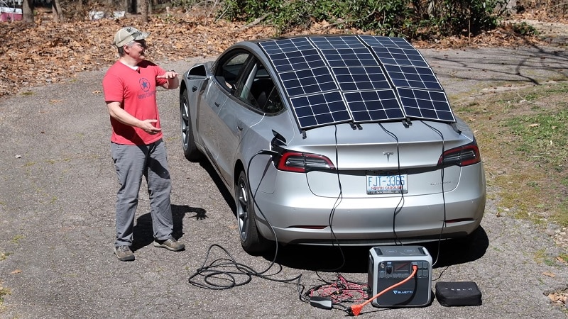 Une Tesla Model 3 avec des panneaux solaires sur son toit