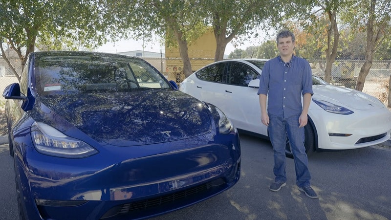 Le Model Y 2021 en bleu et le Model Y 2020 en blanc