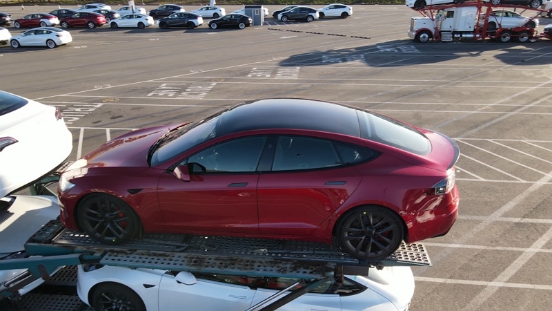 Tesla Model S avec le volant Yoke - Gabeincal / YouTube