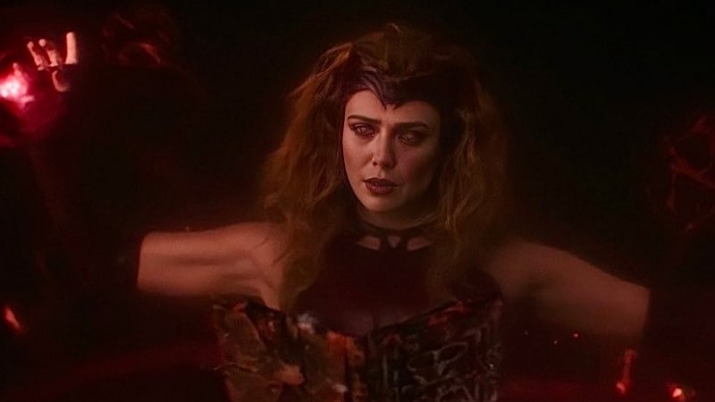 Wanda étudiant le Darkhold dans la scène post-générique de WandaVision