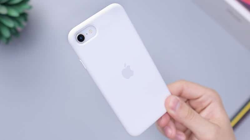 Un iPhone SE avec une coque de protection