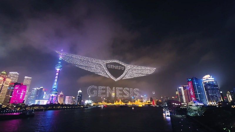 Le logo de Genesis pendant le spectacle de drones