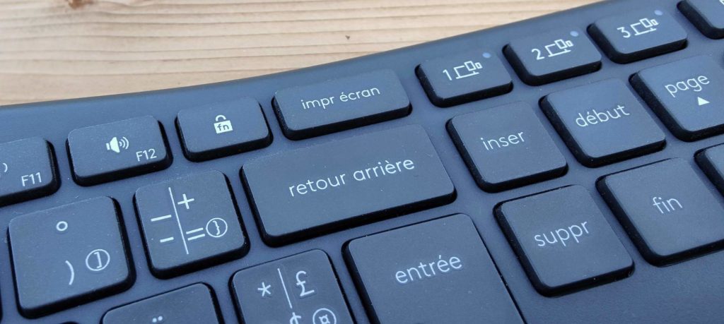 Logitech K800 : meilleur prix, test et actualités - Les Numériques