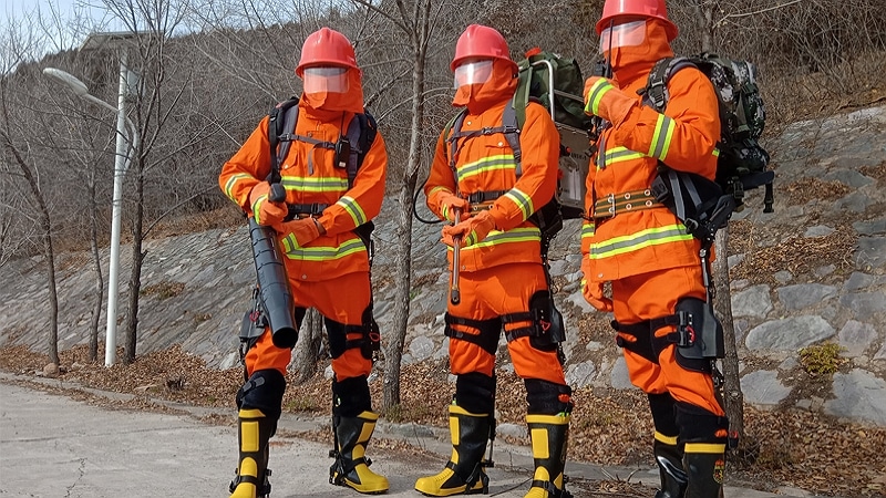 Pompiers chinois avec un exosquelette - CASIC