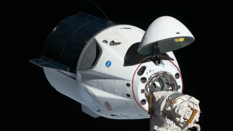 Une capsule Crew Dragon en approche de l'ISS