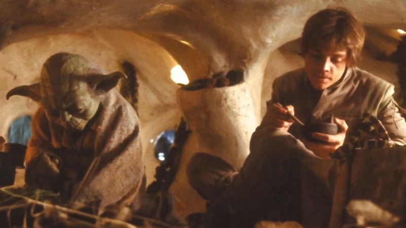 Luke Skywalker partage un repas avec Maître Yoda sur Dagobah. Crédit : Lucasfilm