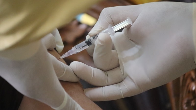 Une personne reçoit le vaccin contre la Covid-19