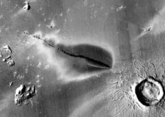 Dépôt volcanique explosif récent autour d'une fissure du système Cerberus Fossae