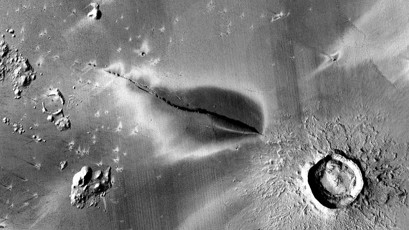 Dépôt volcanique explosif récent autour d'une fissure du système Cerberus Fossae - NASA/JPL/MSSS/The Murray Lab
