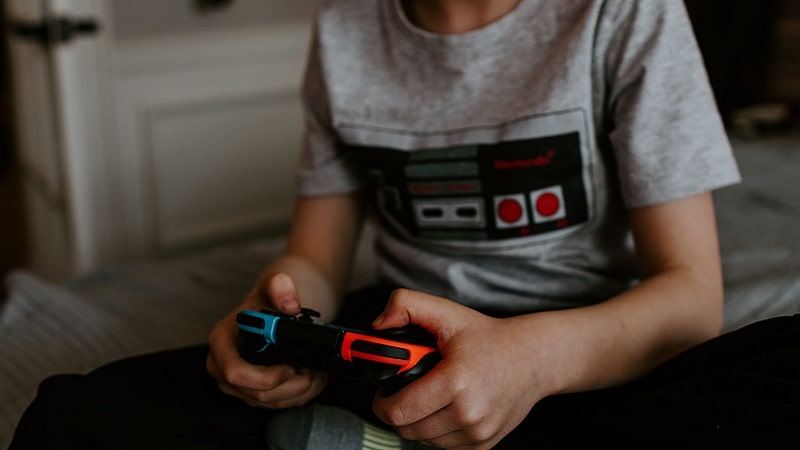Un enfant joue à la Nintendo Switch