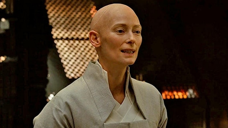 Tilda Swinton dans le rôle de L'Ancien 