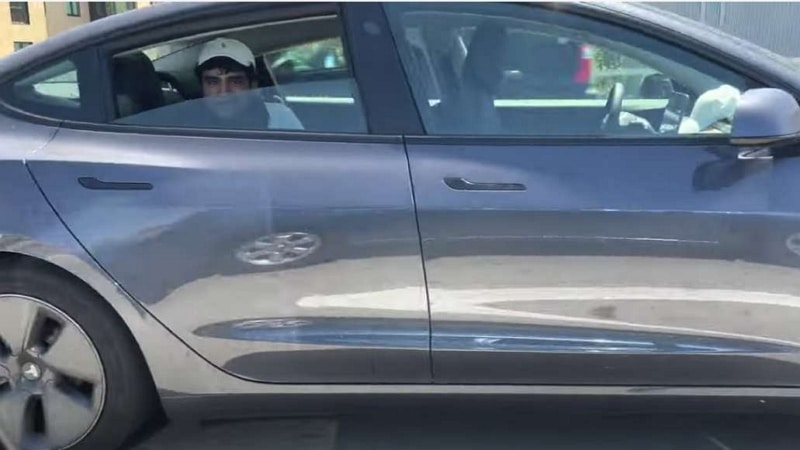 Image 1 : Tesla : arrêté par la police, il se trouvait sur le siège arrière sans personne au volant avec l'Autopilot activé