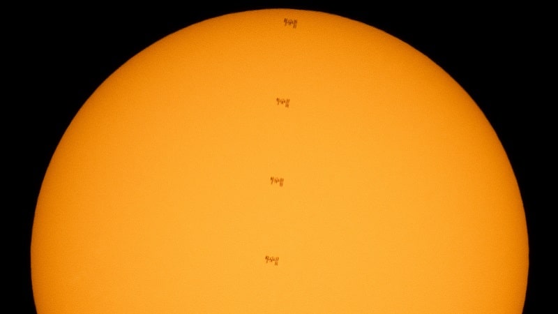 La silhouette de l'ISS passe devant le Soleil 