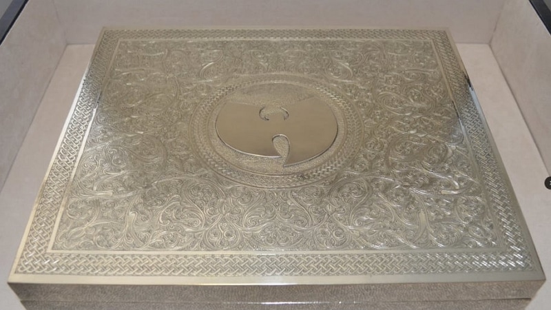 Boîte en nickel et en argent sculptée à la main de l'Album du Wu-Tang Clan - Département de la Jusice des États-Unis