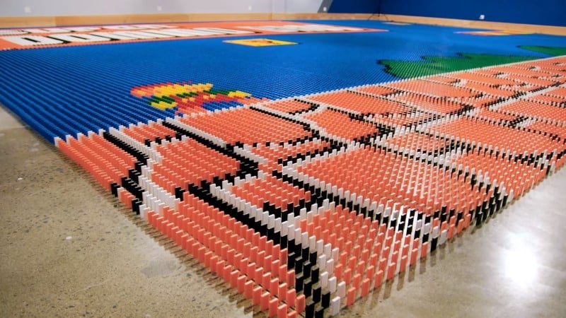 Image 1 : Avec 100 000 dominos, un robot reproduit un tableau de Mario en 24 heures (vidéo)
