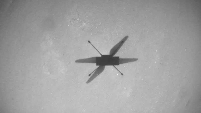 L'ombre de l'hélicoptère Ingenuity lors de son 10e vol 