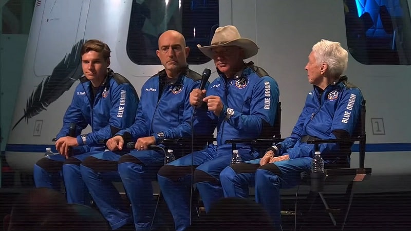 Jeff Bezos s'exprime pendant la conférence de presse après le vol