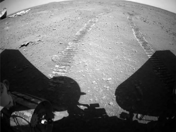 Les traces du rover Zhurong à proximité du parachute et de la coque arrière