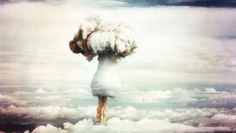 Nuage en champignon de l'essai nucléaire américain "George" de la série d'essais de l'opération Greenhouse, le 9 mai 1951 - Gouvernement fédéral américain / Wikipédia