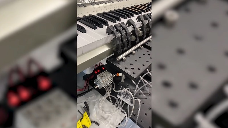 Le robot mou qui joue du piano