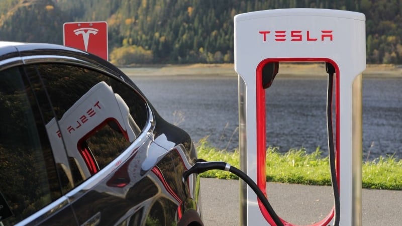 Image 1 : Tesla Superchargers : vous allez pouvoir charger n'importe quelle voiture avec