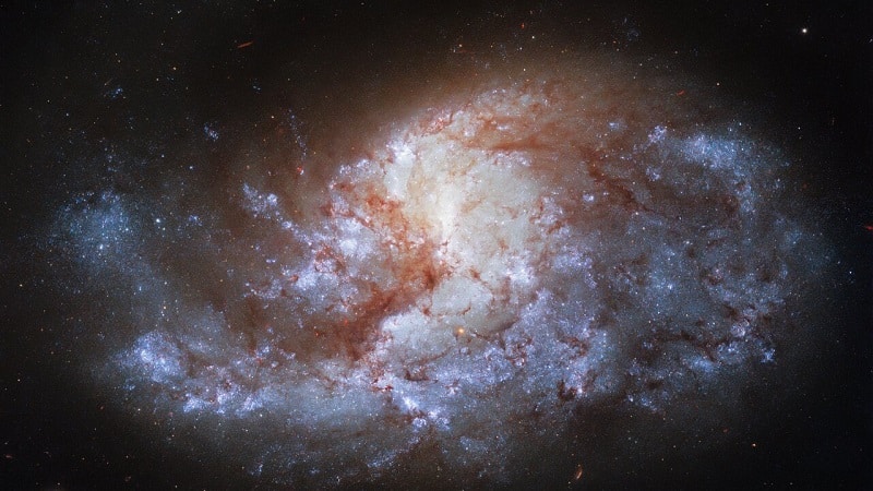 Image 1 : Hubble partage une incroyable photo d’une galaxie située à 68 millions d’années lumières