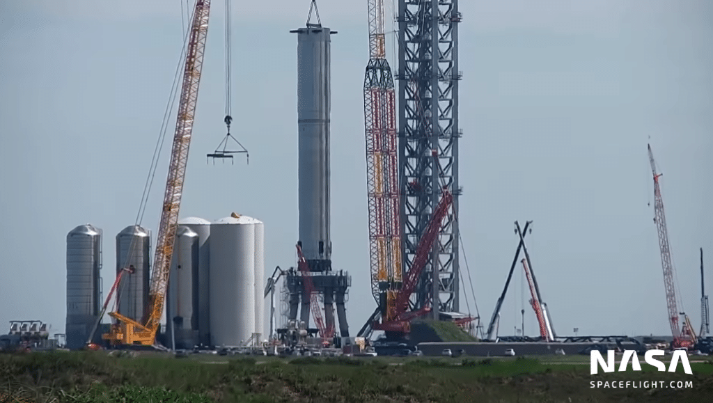 Image 1 : SpaceX va assembler la plus grande fusée jamais vue dans la conquête spatiale
