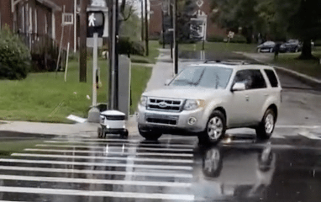 Image 2 : Une voiture écrase un robot de livraison sur un passage piéton