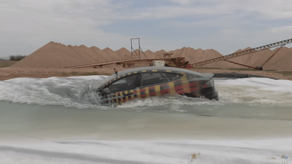 Image 1 : Tesla : est-il possible de conduire une Model S Plaid sous 2 mètres d’eau ?