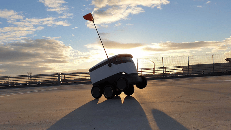 Image 1 : Une voiture écrase un robot de livraison sur un passage piéton