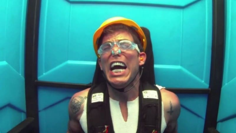 Steve-O fait du saut à l'élastique dans une cabine de toilettes de chantier - Crédits : Paramount