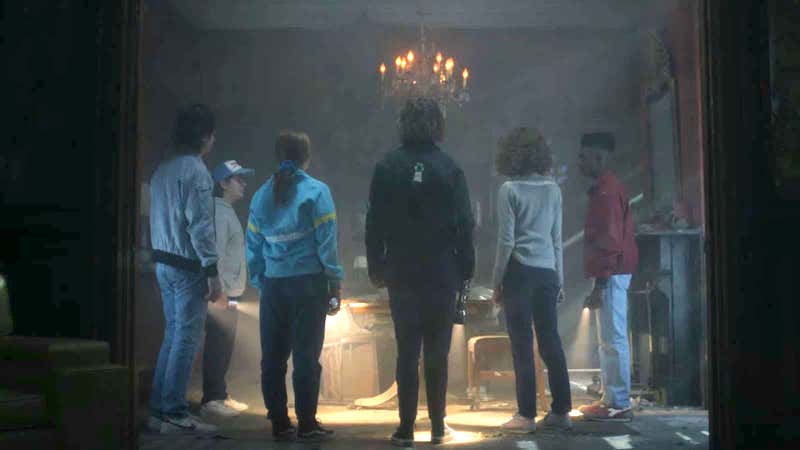 Les enfants de Stranger Things entrent dans la maison hantée de Creel House. Capture d'écran : Netflix