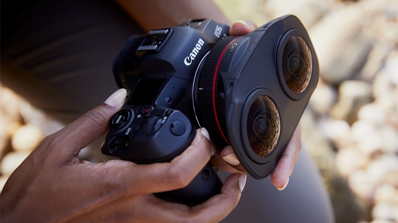 Canon Eos R5 équipé de l’objectif de guidage double Fisheye RF5.2mm F2.8 L – Crédits : Canon