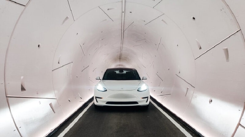 Une Tesla dans un tunnel souterrain