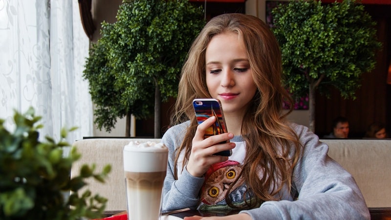 Une adolescente sur son smartphone